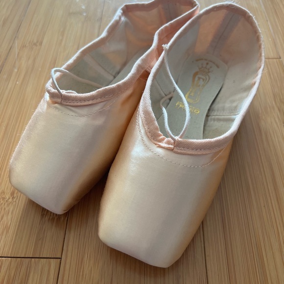 Freed Pointe Shoes (V Maker) - Picture 7 of 7